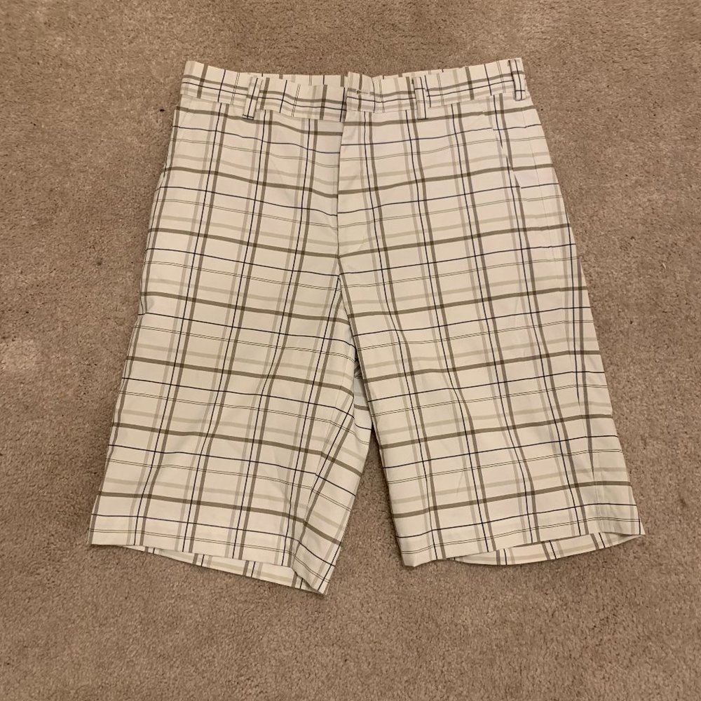 Nike Dri Fit Golf Shorts (Size Medium)